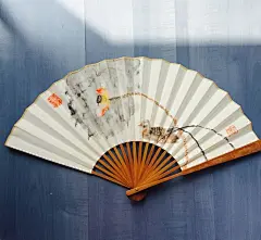 卡侬和Tequila：糖果，花朵，春风，因为是芬芳的，它们很容易就被比做爱情。而盐和埽尘，它们恰如庸常与叹息。是的，总有两种背道而驰的方式，使生命平衡——起初，是甘甜和微笑，先被人世爱慕。其次是苍老和浑浊。然后，生命就有了重量。（手绘.扇子）@北坤人素材