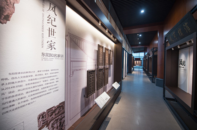市民参观中国木雕博物馆·家训馆