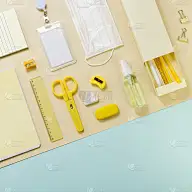 黄色和蓝色调的文具和学校用品。办公用品及个人防护用品