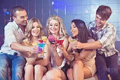 喝鸡尾酒的快乐朋友