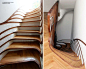 这个极具雕塑感的楼梯是由伦敦事务所atmos studio的设计师alex haw为一栋私人住宅设计的，这个独特的楼梯在住宅空间中扭动，并将自己流动的形态与地脚线图案有机的融为一体。为了与已有的空间布置相协调，设计师希望在视觉上将这个楼梯间和其它生活空间联系起来，楼梯扶手向下延伸到浴室中，并顺着墙面伸展开来，缠绕了周边的家具，将本身的形态完全融入到空间中。

这个楼梯是用数字方式焊接组装的，设计团队事先用数字打印机将用于制作楼梯的MDF材料和橡木裁切好，然后在现场将这些单独的部件组装起来。每一个部件都设计