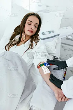 医疗中心。医生扫描妇女的手与静脉Finder