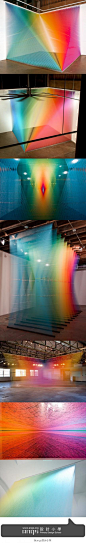 angs设计小学：纤维艺术家Gabriel Dawe的装置作品“Plexus”，用彩色丝线加上精心调整的照明，作品本身真的有被某种神秘之光照亮的惊艳感觉-via:http://t.cn/hbhrPX