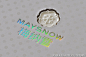 MAYSNOW <wbr>| <wbr>精装画册设计画册采用中国古书装订方式的一种，书籍则改变为现代的裸装过胶。以下为部分制作参数。
荷兰板：
外裱光铜157g，覆哑膜，压采石纹（本想直接用采石纸，但考虑纸张的韧度与耐脏度后选择了这种处理方式）；局部UV；局部扪切；烫镭射银（先裱后烫）；环衬晶品冰白纸。
封面：
晶品250g采石奶白纸；单面单黑印刷，与内页部分的首页对裱；贴骨瓷片。
扉页：
单面单色品红印刷；纸张名称忘了。
内页：
120g 雅粉纸；传统四色印刷，满版过亮油；尾页与