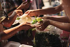 穷人接受捐赠者捐赠的食物，在当今社会展示相互分享:乞丐向捐赠者乞讨食物