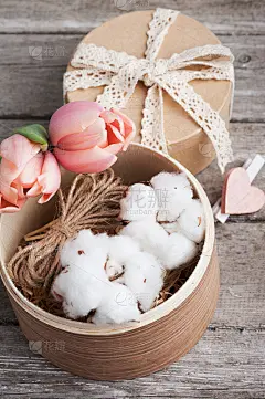 粉红色的郁金香花和手工礼品