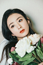 组图：赵丽颖手捧花束半遮面 清新风穿搭好甜美 9月25日，赵丽颖