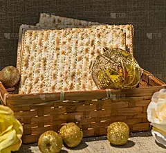 柳条篮子里的Matzot与纪念苹果和玫瑰在黑色的背景。Pesach-Jewish复活节。在逾越节的筵