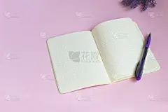 一个打开的笔记本，粉红色的表面上有一支钢笔。模板,空白,模型。记日记、写作、食谱、帖子、诗歌、故事等