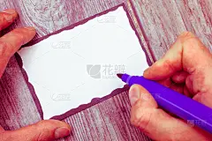 企业为邀请贺卡推广海报代金券布局的空模板华分析手握记号笔在空白索引大小的白纸上书写