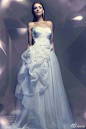 #婚纱##礼服#在温馨的紫色灯光下,那优雅的模特、时尚的婚纱共同为我们演绎了一场甜美高贵的婚礼梦
