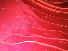 用鲜艳的丝绸做成的帷幔