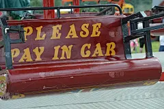 请在停车牌处付款。