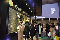 #大旺之年# 元宵将至，作为大家返京后相聚第一站，2.28-3.2，屯儿里空降了一座旅途车站，墙上的歌词海报和打印的车票，仿佛是“中国人春节故事”的缩影。这就是三里屯太古里与@QQ音乐 共同打造的QQ音乐•站。现场的#音乐连接爱# 短片也感动了很多人，屯儿屯儿在车站等你一起出发！ ​​​​
