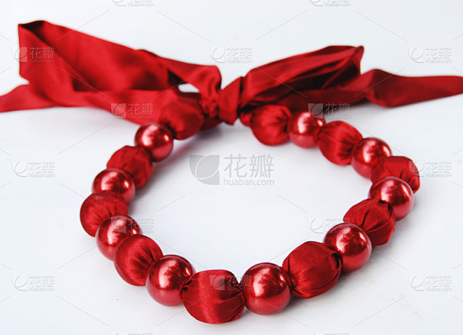 红色的珍珠项链