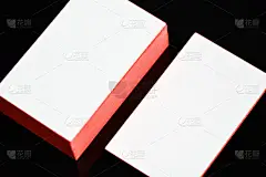 厚厚的白色棉纸张制卡模拟了用红色画边缘。空白名片模板.