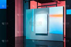 现代明亮美术馆中的白色空白画布海报。3d 渲染.