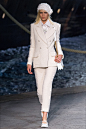 Chanel Parigi - Pre-Spring 2019 - Shows - Vogue.it : Take a look to Chanel Pre-Spring 2019collection: the fashion accessories and outfits seen on Parigi runaways.