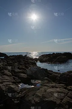 阳光下闪耀的大海