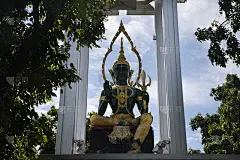 绿色玉因陀罗或天神或阿迪雅雕像Thewalai天使神殿在泰国辛布里省