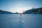 免费 在白雪覆盖的山崖附近雪场上行走的人 素材图片