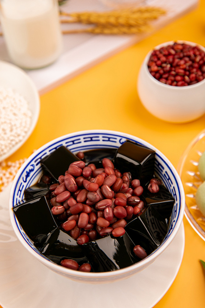 夏季美食红豆龟苓膏糖水甜品美食摄影图