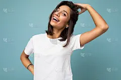 照片积极的快乐微笑年轻迷人的美丽有吸引力的nice黑发女人与真诚的情感穿着休闲的白色t恤为模型隔离在