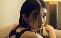 张子枫简洁唯美高清桌面壁纸