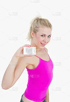 一个手持空白卡片的漂亮女人的肖像