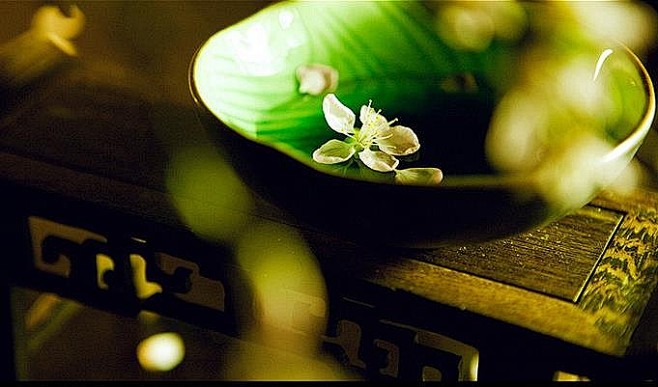 杯茶无语，缘末留香，最爱芳香何处。花落菩...