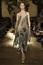 Iris van Herpen Spring 2018 Couture Fashion Show : The complete Iris van Herpen Spring 2018 Couture fashion show now on Vogue Runway.