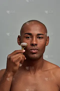 有人在脸上滚动刮沙按摩器