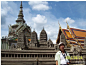 玉佛寺位于曼谷大王宫的东北角，是泰国最著名的佛寺，也是泰国三大国宝之一