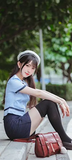 坐在路边的可爱美女 夏装美女手机壁纸
