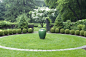 Steine Rasenpflege Vase Baum eisernes Gartentor
