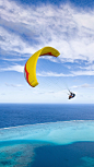 低空跳伞属于极限运动中的滑翔项目，其危险性远胜于高空跳伞。