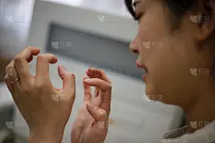 患狂疮的妇女