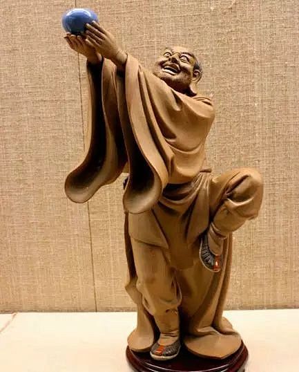 第三位是举钵罗汉，他是一位托钵化缘的行者，所以手中一直拿着钵盂。