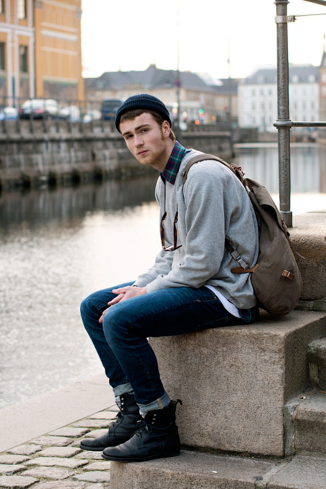 英伦风格纹衬衫套上灰色休闲卫衣时尚潮男休闲装扮学院风街头文化