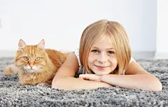 点击来源直接获取大图文件 |美丽的小女孩躺在地上和红色的毛茸茸的猫