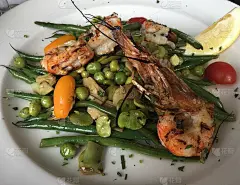亚得里亚海烤虾最爱豆和Sautéed绿豆沙拉