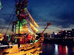 蓝胖子。  的插画 洪崖洞。