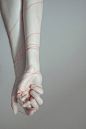 #插画狂想# 手。（by Laura Makabresku） ​​​​