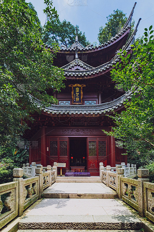中国杭州灵隐寺附近通往中国传统亭子的小路