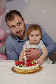 爸爸和宝宝一起吃生日蛋糕