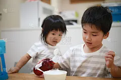 孩子们往刨冰上洒糖浆