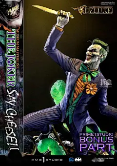 Prime 1 Studio：1/3 DC漫画 – THE JOKER 小丑 普通版MMDC-52: &amp; DX版_配件 : 借鉴于这个超级大反派多变的特征，我们精心挑选了其最具代表性的数个特征并融入这次的作品中。不管是底座的罗宾还有狂笑的小丑仿佛从漫画中走出来一样，我们的雕刻家们用熟练出色的雕工表现出了整个雕像的画面感，让他们从漫…