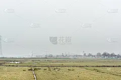 阴天下堤坝后的港口和荷兰历史建筑。_5099541372