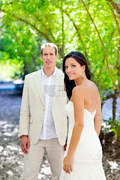 新娘子刚结婚，新人在户外相爱