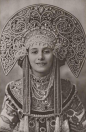Anna Pavlova即安娜·巴甫洛娃。 
安娜·巴甫洛娃是20世纪初芭蕾舞坛的一颗巨星，她为芭蕾作出了无法估价的贡献。安娜．巴甫洛娃 1881年1月31日生于圣彼得堡一个贫民家庭。父亲是农民出身的士兵，母亲给别人洗衣服，生活十分贫苦。巴甫洛娃10岁时考进圣彼得堡舞蹈学校，经过九年的艰苦训练进入马林斯基剧院芭蕾舞团并迅速升为该团首席女演员。

Anna Pavlova wearing a kokoshnik, in a costume for her 'Russian dance", 1910